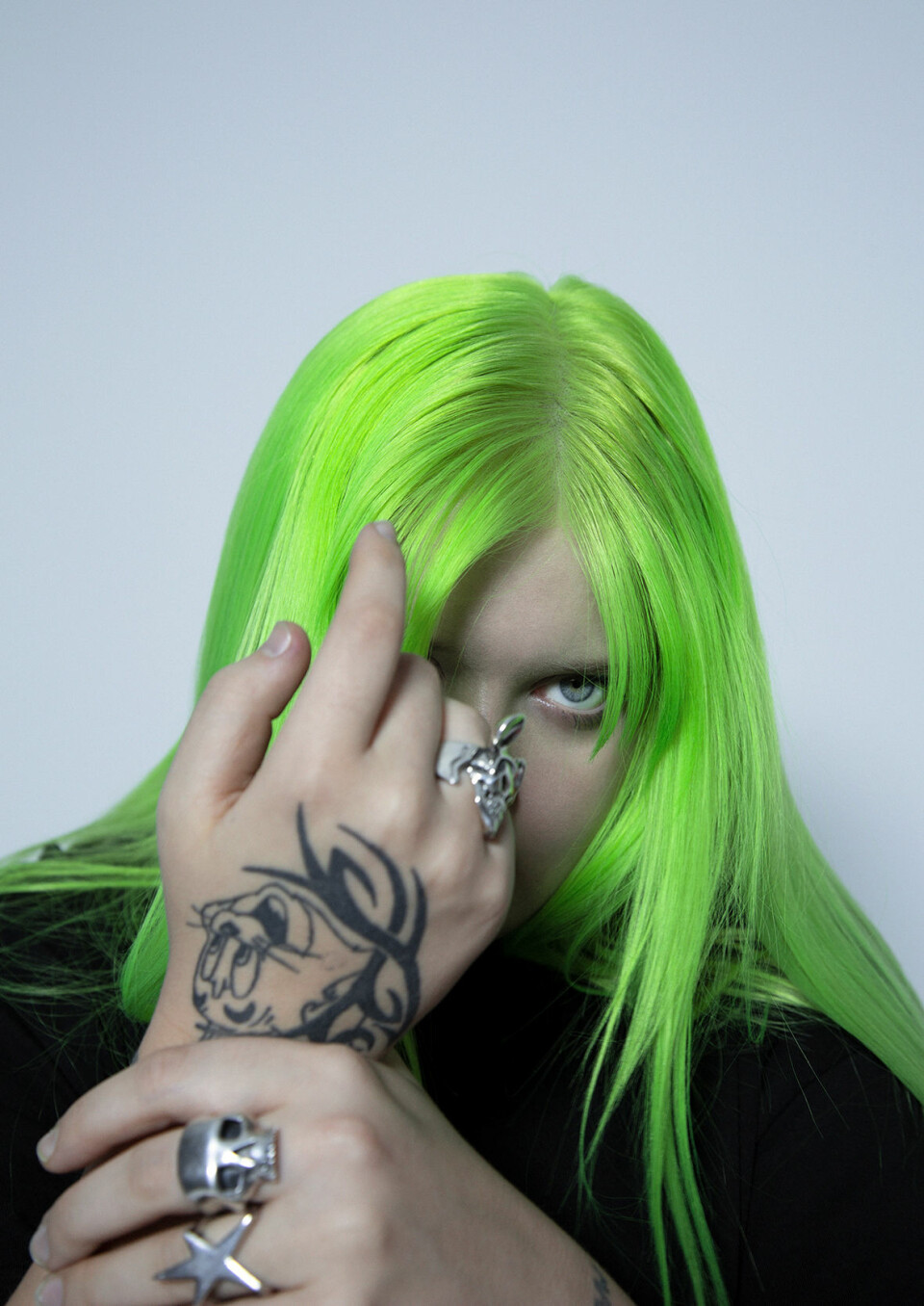 Alma är inte helt nöjd med att hon blir jämförd med Billie Eilish, även om hon inte har något emot henne. Foto: Aischa Fingerhuth-Langley Alma är inte helt nöjd med att hon blir jämförd med Billie Eilish, även om hon inte har något emot henne. Foto: Aischa Fingerhuth-Langley
