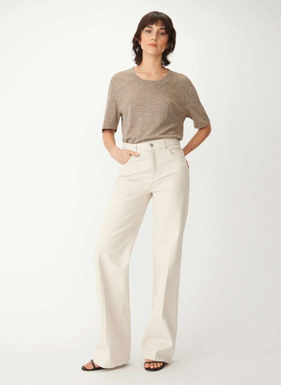Trendiga jeans i beige, vitt och pastell att klicka hem