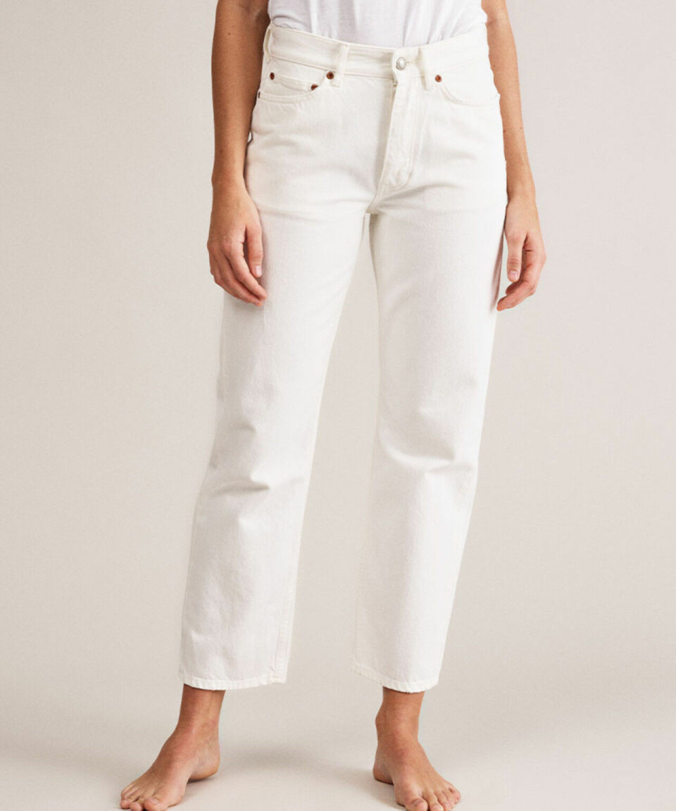 Trendiga jeans i beige, vitt och pastell att klicka hem