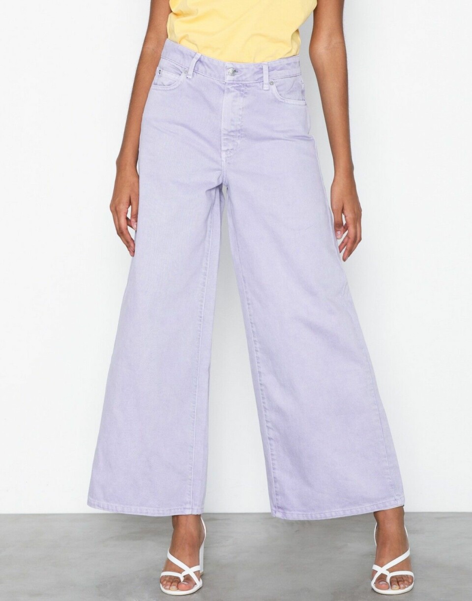 Trendiga jeans i beige, vitt och pastell att klicka hem