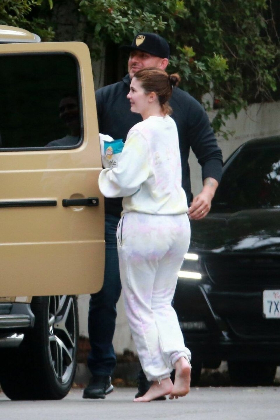 Realitystjärnan körde barfota-style under sitt besök i butiken. Realitystjärnan körde barfota-style under sitt besök i butiken.