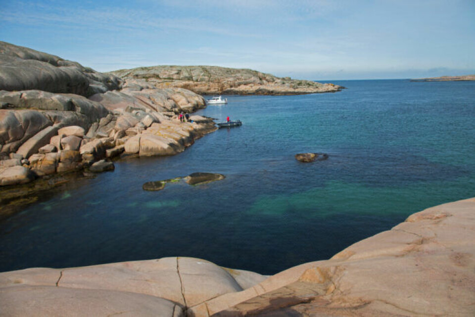 Marmorbassängen på Hållö är känd för sitt blåa vatten. Marmorbassängen på Hållö är känd för sitt blåa vatten.