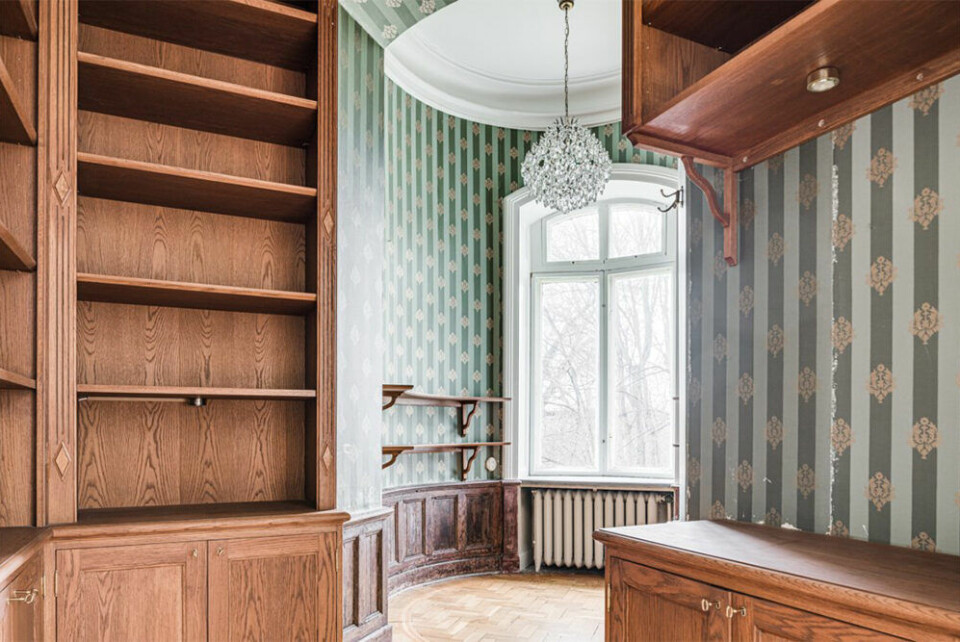 Intill salongen ligger tornrummet med ett bibliotek. Intill salongen ligger tornrummet med ett bibliotek.