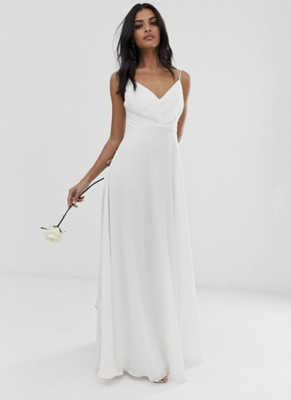 Enkla (och billiga) brudklänningar för en intim vigsel