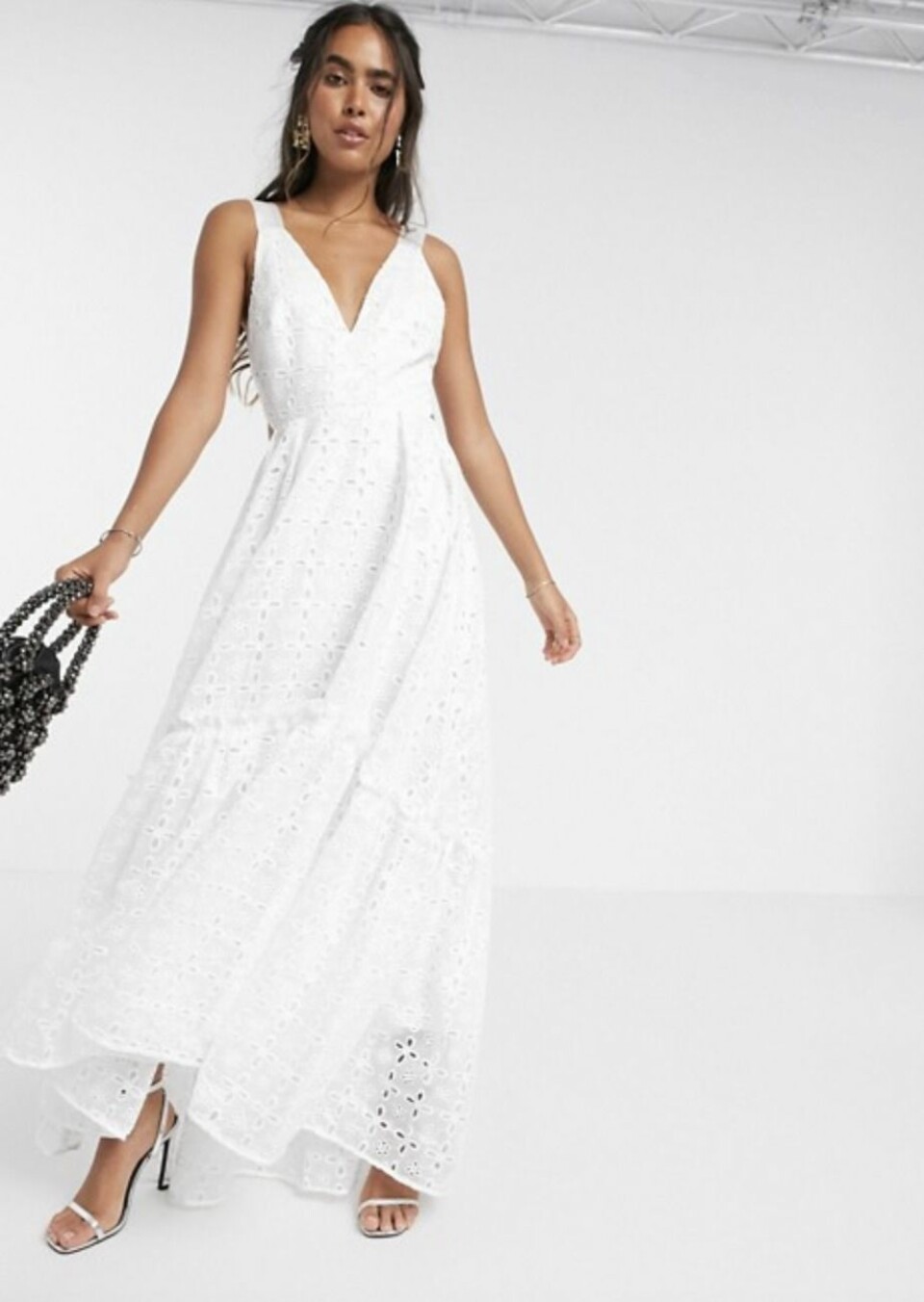 Enkla (och billiga) brudklänningar för en intim vigsel