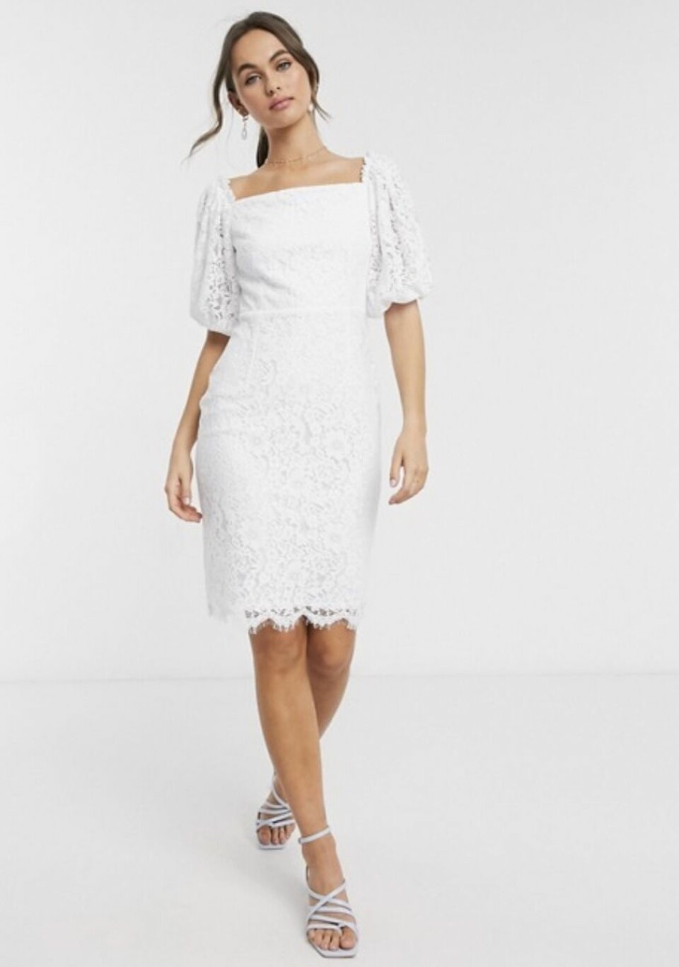 Enkla (och billiga) brudklänningar för en intim vigsel