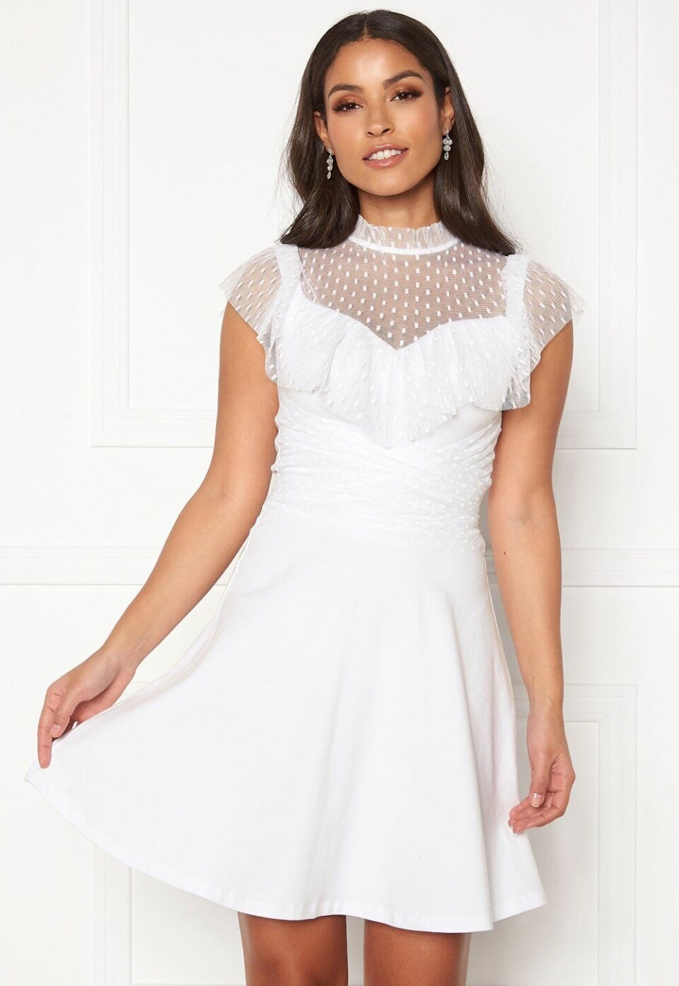 Enkla (och billiga) brudklänningar för en intim vigsel