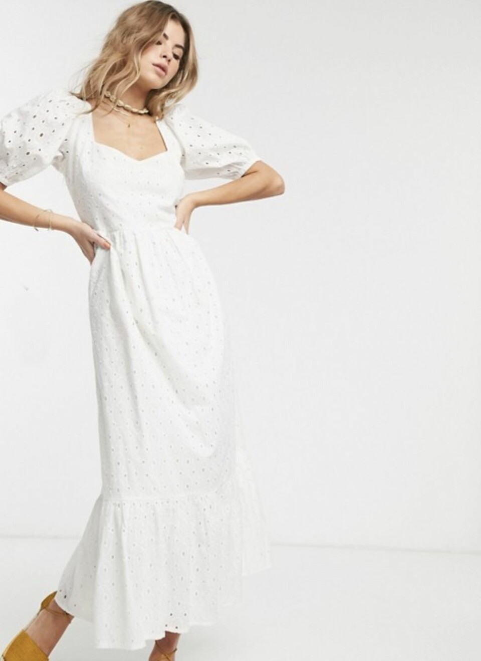 Enkla (och billiga) brudklänningar för en intim vigsel