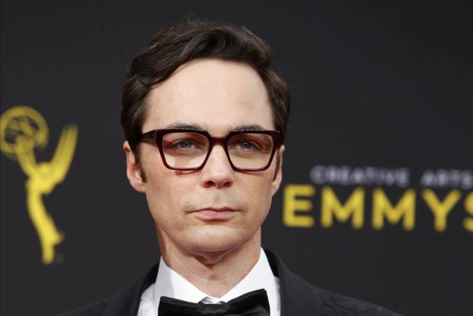 Jim Parsons känd från The Big Bang Theory har en av rollerna i serien Hollywood på Netflix. Jim Parsons känd från The Big Bang Theory har en av rollerna i serien Hollywood på Netflix.