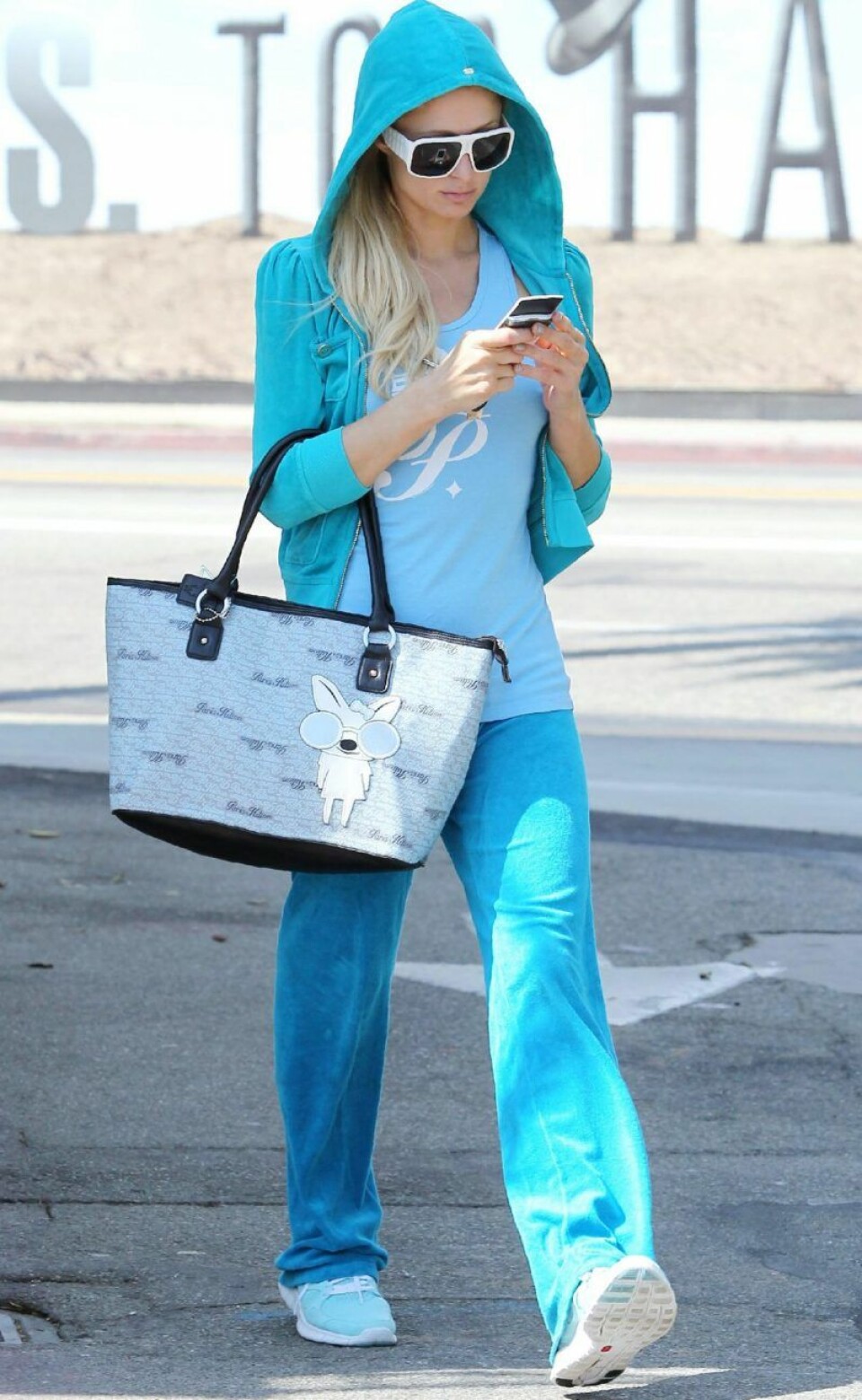 Paris Hilton i en turkos Juicy Couture-outfit. Paris Hilton i en turkos Juicy Couture-outfit.
