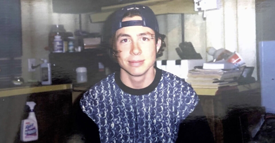 Bilden som då representerar Geoffreys liv som ”bad boy”. Vad busigt med lite städmedel där bakom. Hihi, struntade i storstädningen varannan fredag. Bilden som då representerar Geoffreys liv som ”bad boy”. Vad busigt med lite städmedel där bakom. Hihi, struntade i storstädningen varannan fredag.