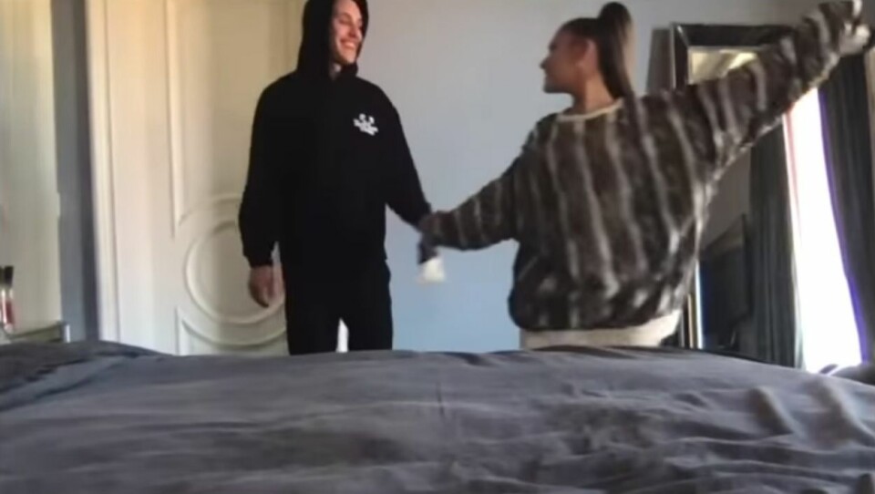 Ariana Grande och Dalton Gomez dansar till Stuck With U. Ariana Grande och Dalton Gomez dansar till Stuck With U.