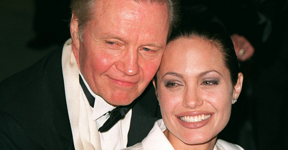 Jon Voight tog med dottern Angelina Jolie till jobbet tidigt. Jon Voight tog med dottern Angelina Jolie till jobbet tidigt.
