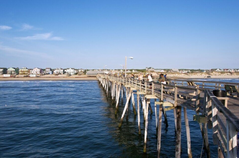En fiskepir i Outer Banks där folk gärna samlas. En fiskepir i Outer Banks där folk gärna samlas.