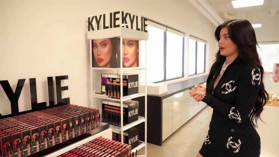 Forbes menar att Kylie Jenner ljugit om siffrorna för Kylie Cosmetics. Forbes menar att Kylie Jenner ljugit om siffrorna för Kylie Cosmetics.