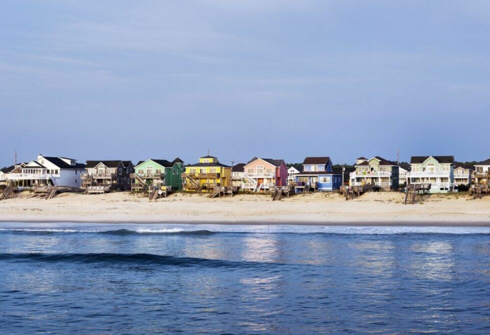 Färgglada strandhus precis vid vattnet. Färgglada strandhus precis vid vattnet.