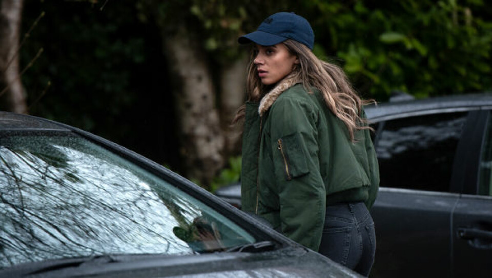 Hannah John-Kamen i rollen som främlingen i The Stranger. Hannah John-Kamen i rollen som främlingen i The Stranger.