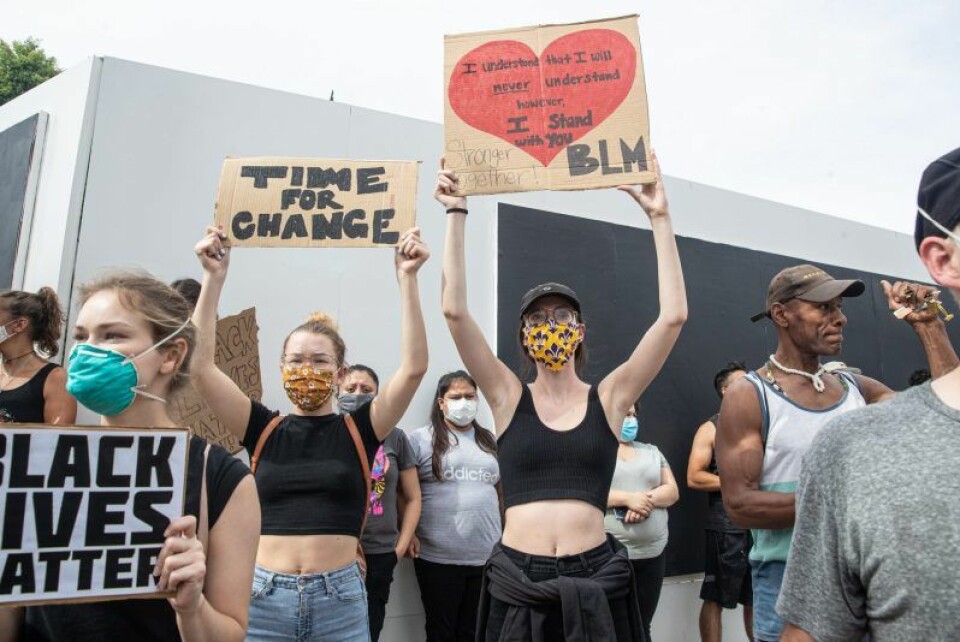 I USA är protesterna högljudda och folk med alla hudfärger demonstrerar tillsammans mot rasism. I USA är protesterna högljudda och folk med alla hudfärger demonstrerar tillsammans mot rasism.