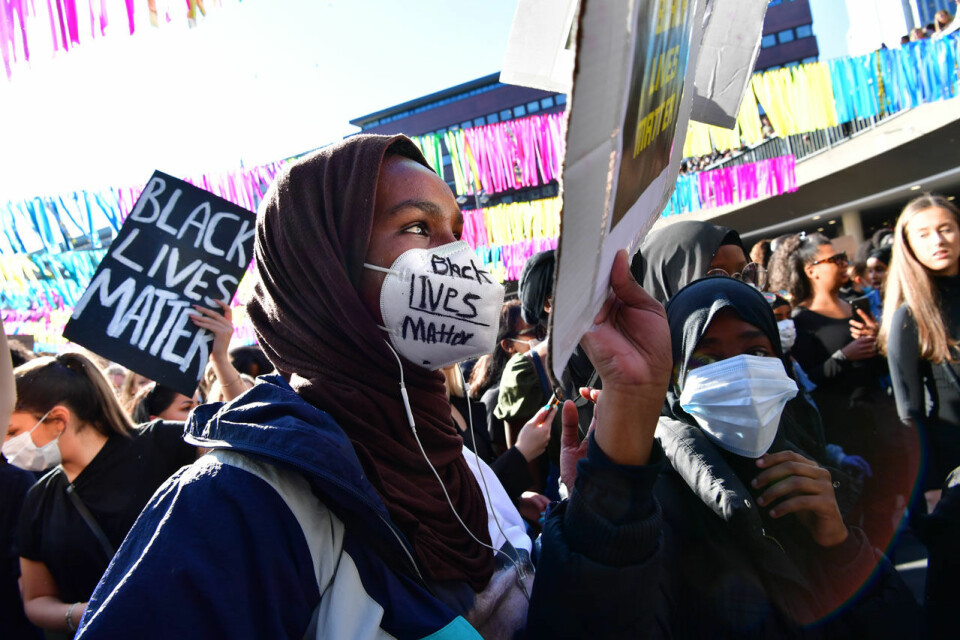 Flera personer ropade ”I can’t breathe”, vilket var George Floyds sista ord innan han dog den 25 maj. Flera personer ropade ”I can’t breathe”, vilket var George Floyds sista ord innan han dog den 25 maj.