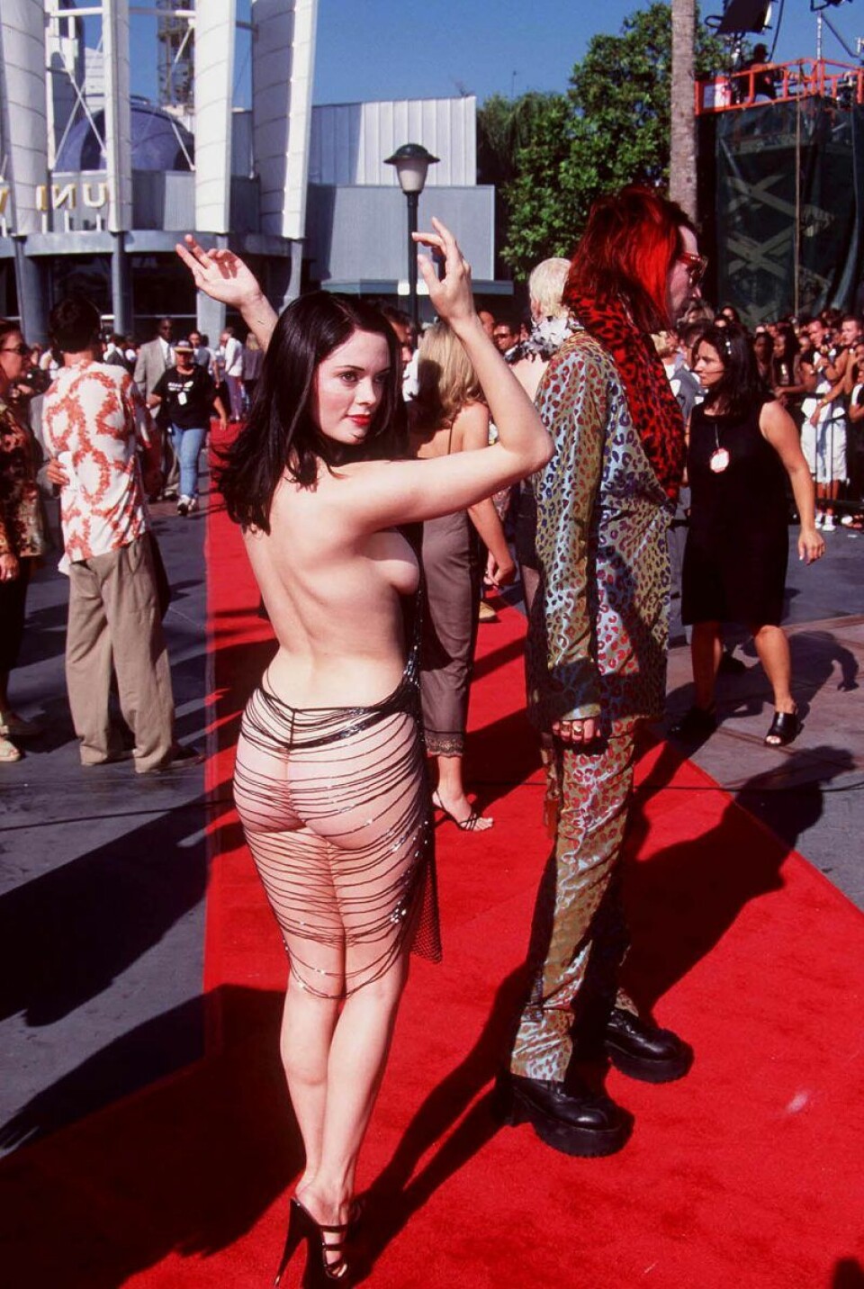 Rose McGowan i nakenklänningen på MTV VMA 1998. Rose McGowan i nakenklänningen på MTV VMA 1998.