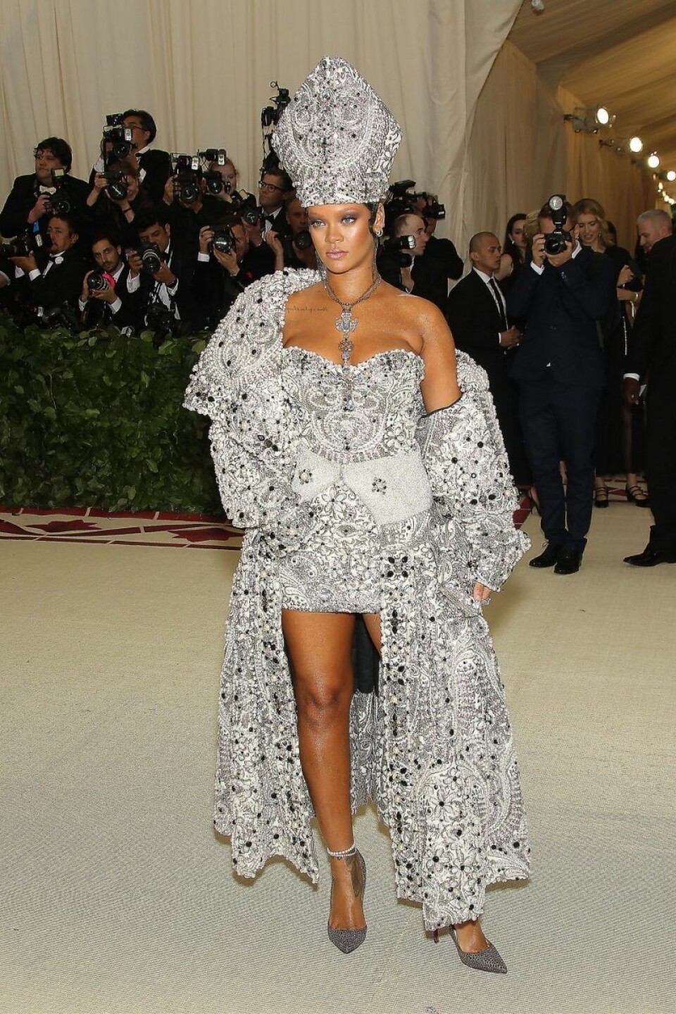 Rihanna i en outfit som efterliknar påvens. Rihanna i en outfit som efterliknar påvens.