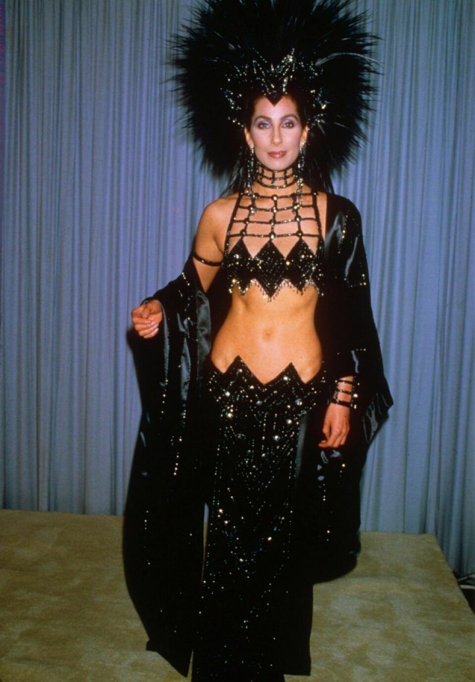 Cher manifesterar i en riktig showgirl outfit. Cher manifesterar i en riktig showgirl outfit.