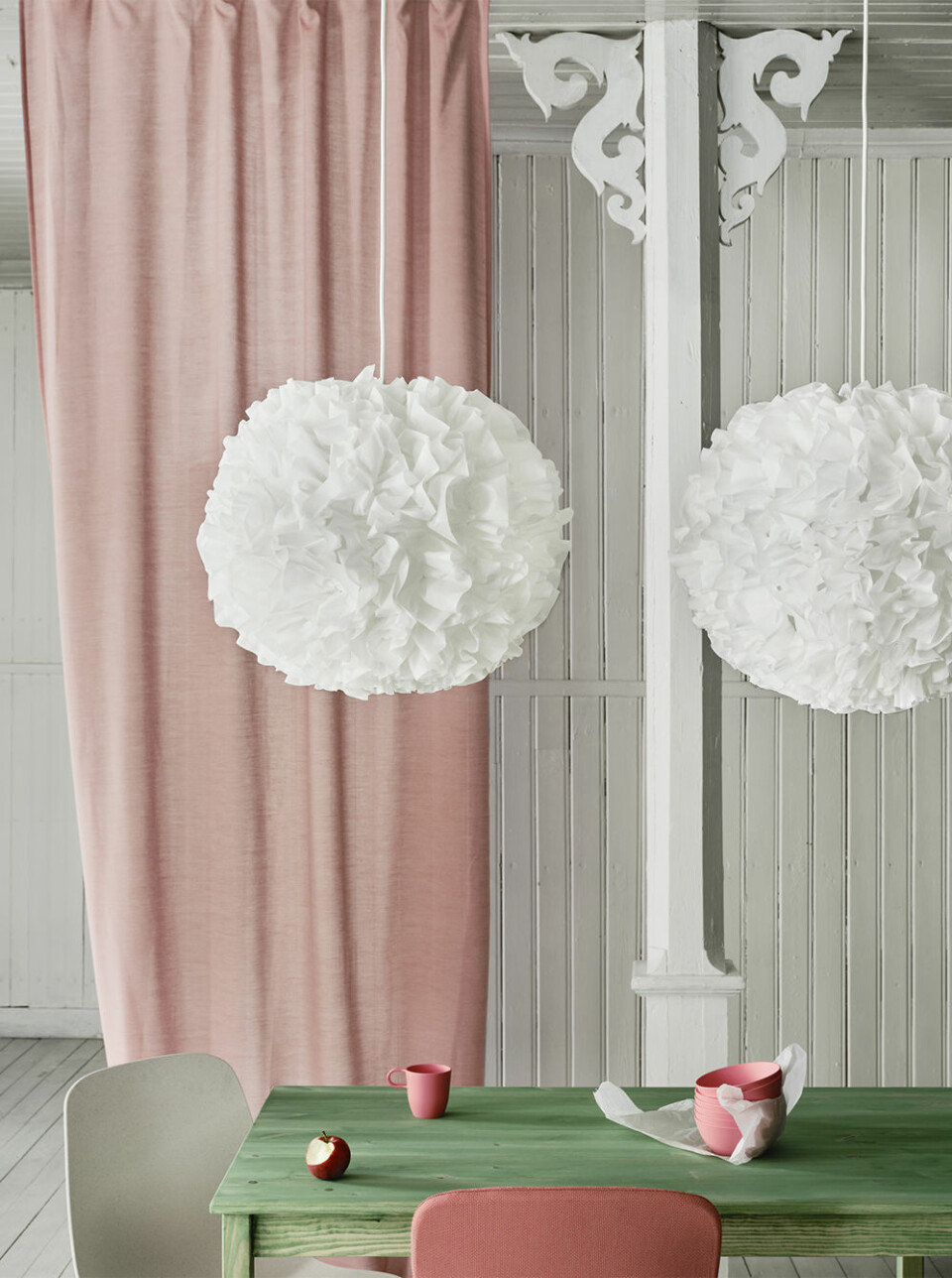 Lampan Vindkast påminner om ett fluffigt moln eller en dekorativ pompom. Lampan Vindkast påminner om ett fluffigt moln eller en dekorativ pompom.