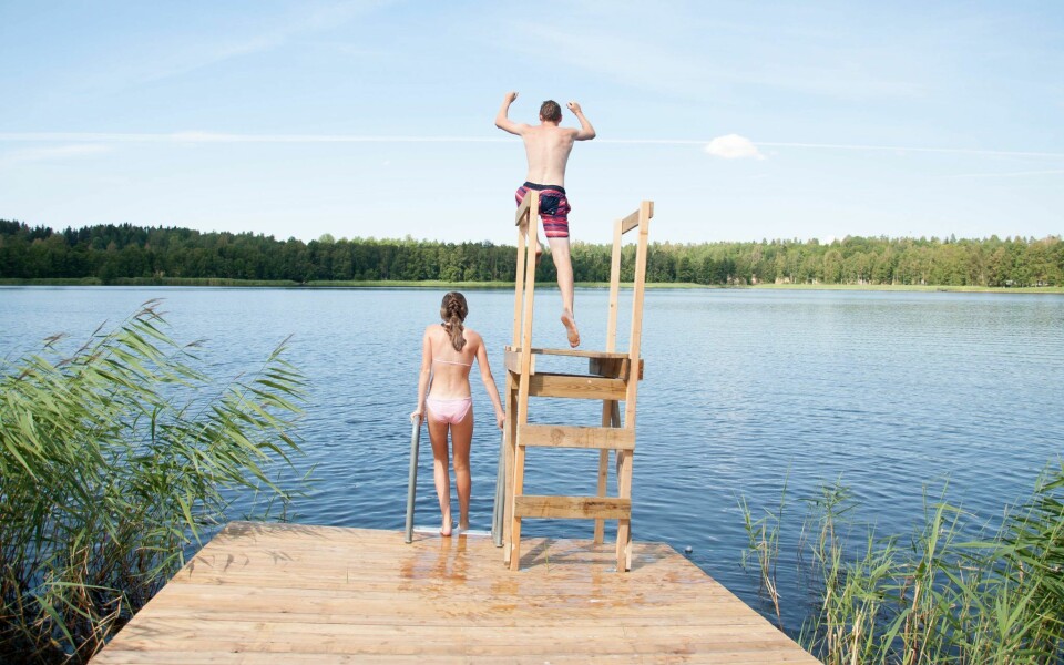 Hoppa i plurret från bryggan vid Bäcksjöns badplats. Hoppa i plurret från bryggan vid Bäcksjöns badplats.