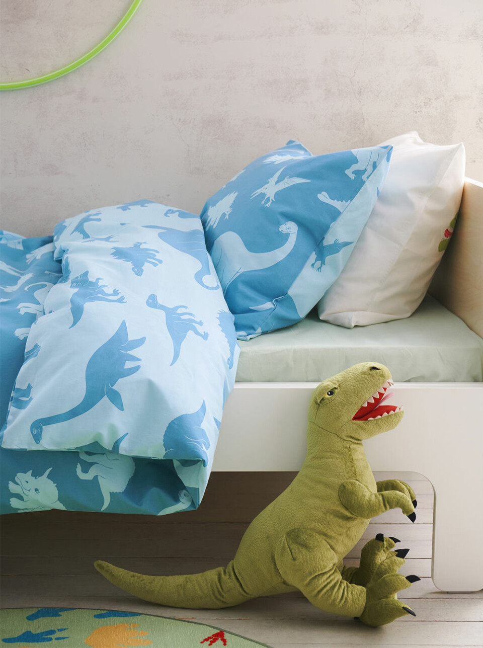 Textilerna är gjorda i hållbara val som återvunnen polyester och en mix av lyocell och bomull. Textilerna är gjorda i hållbara val som återvunnen polyester och en mix av lyocell och bomull.