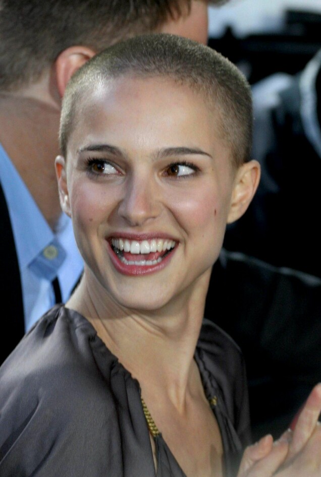 Natalie Portman med rakat huvud. Natalie Portman med rakat huvud.