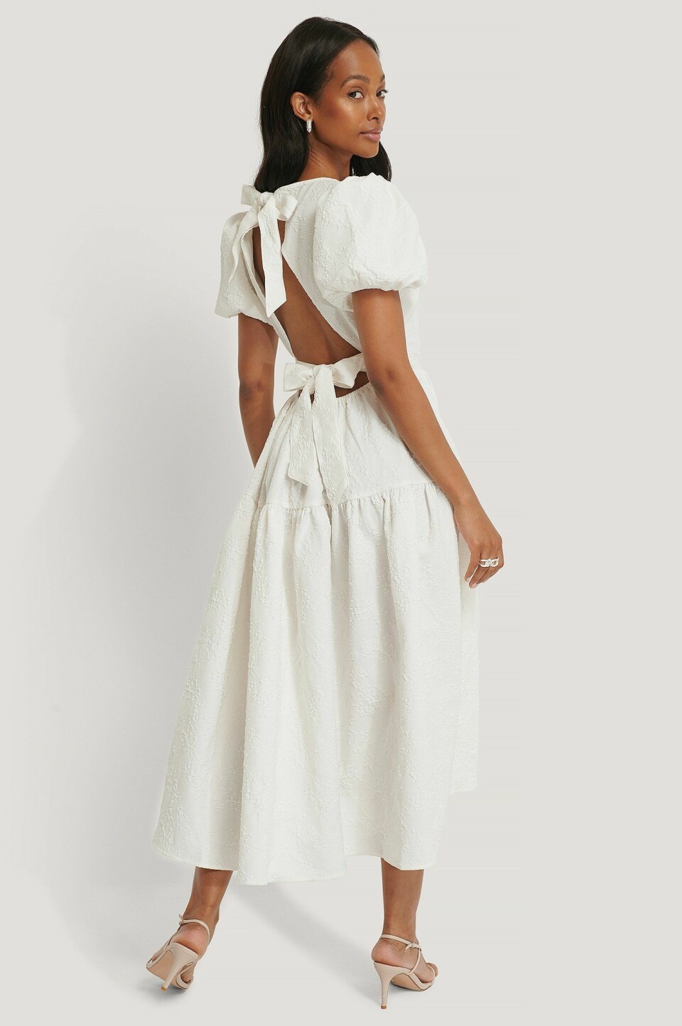 Blusar, toppar och klänningar med trendig knytdetalj