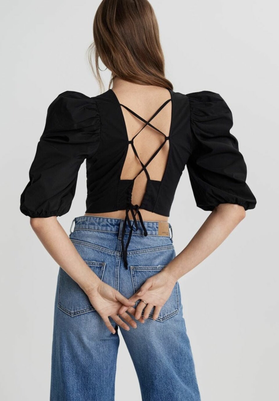 Blusar, toppar och klänningar med trendig knytdetalj