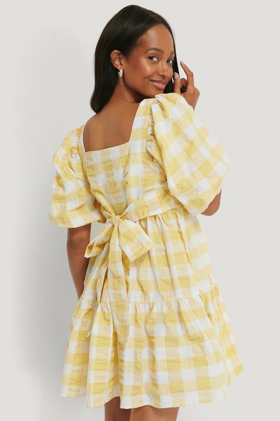 Blusar, toppar och klänningar med trendig knytdetalj