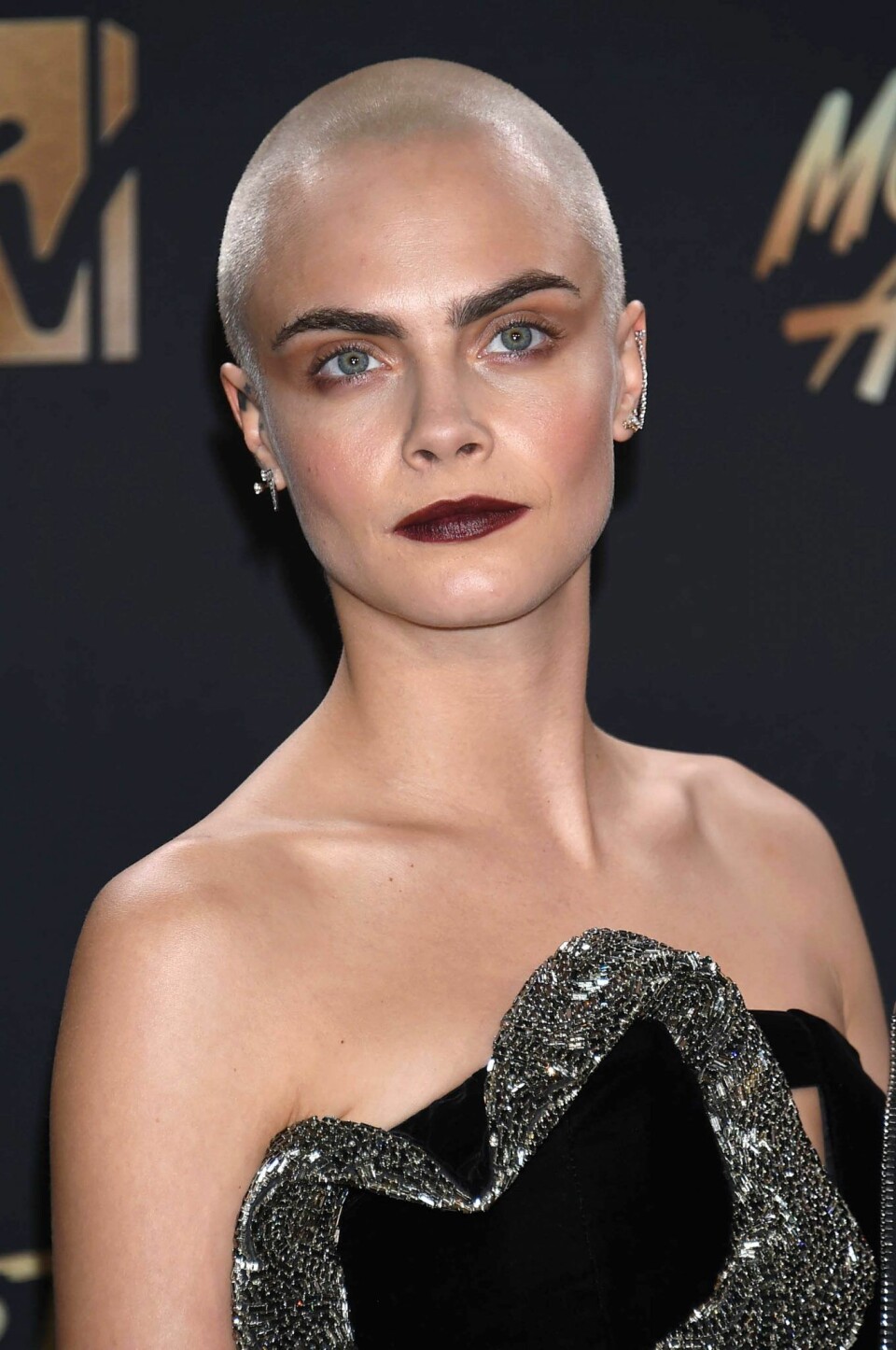 Cara DeLevingne i tuff snagg. Cara DeLevingne i tuff snagg.