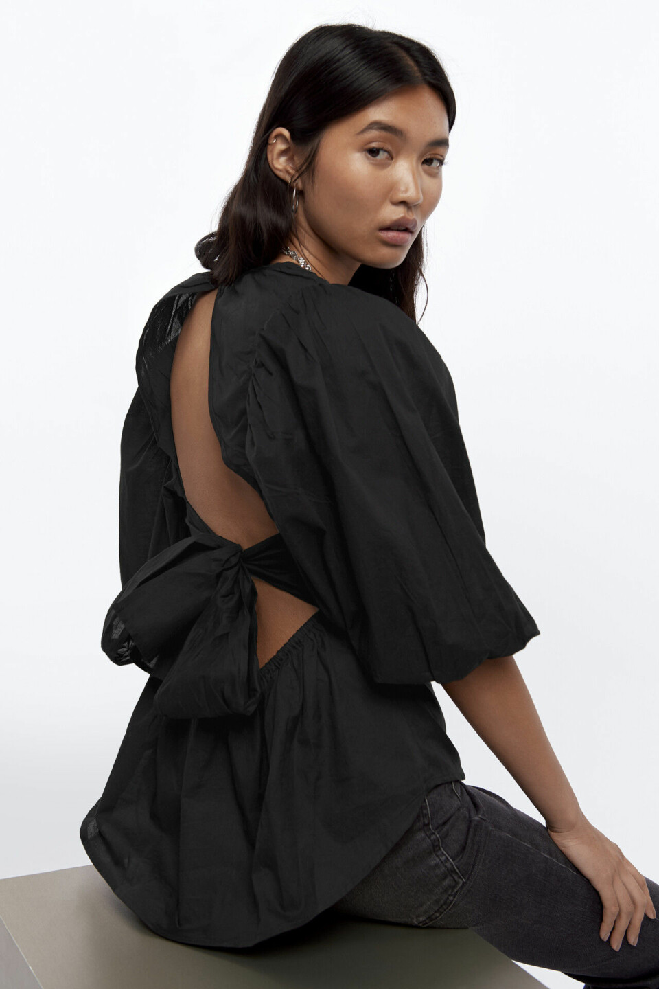 Blusar, toppar och klänningar med trendig knytdetalj