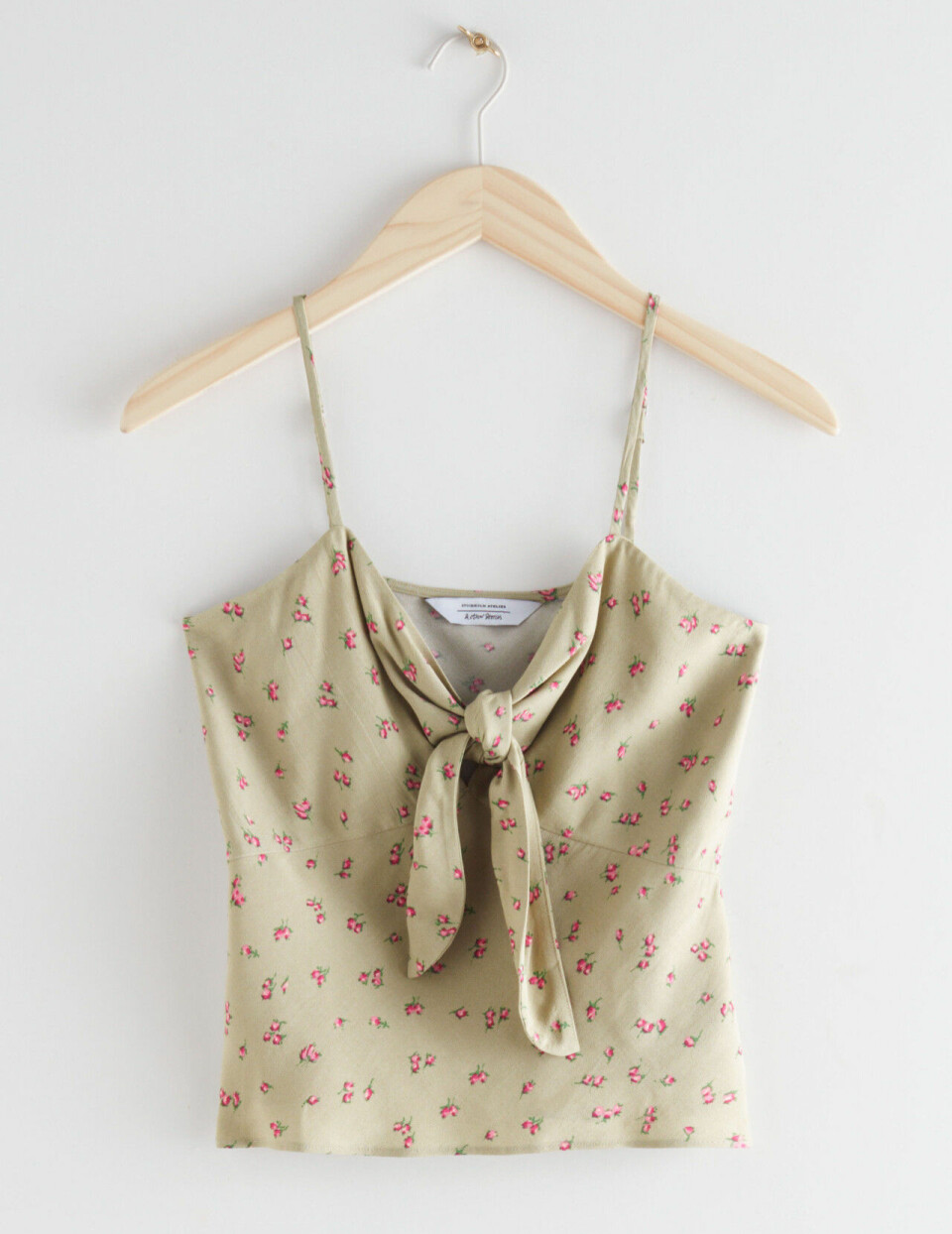 Blusar, toppar och klänningar med trendig knytdetalj