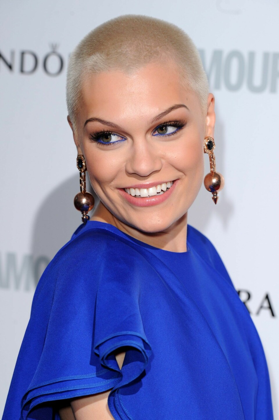Jessie J kör på blont stubb. Jessie J kör på blont stubb.