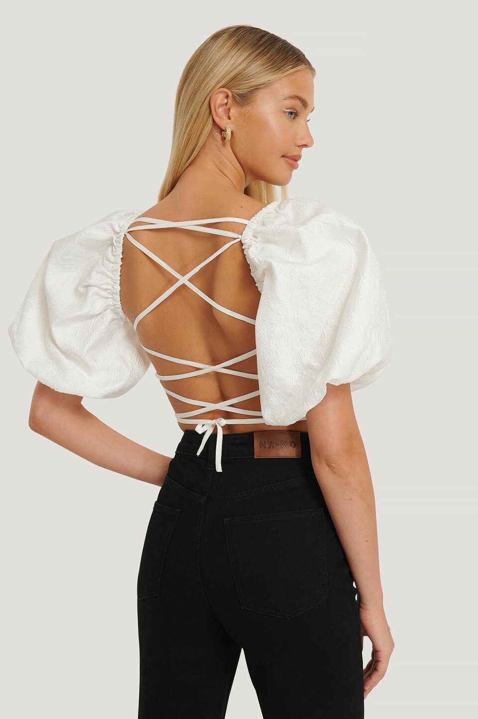 Blusar, toppar och klänningar med trendig knytdetalj