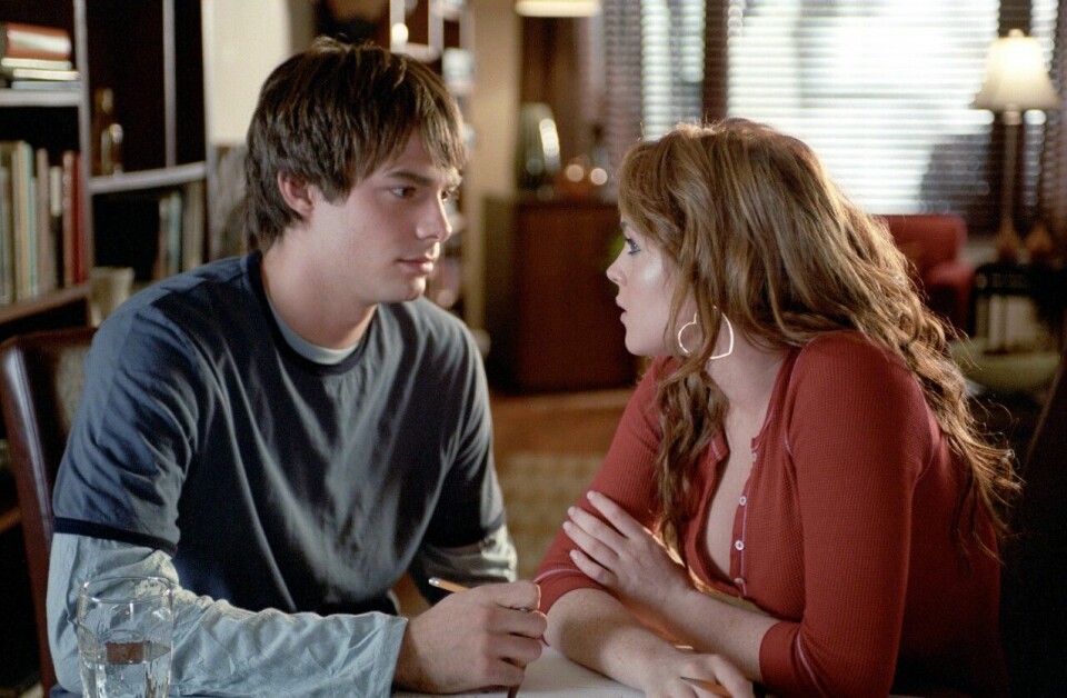 Cady förminskar sig själv för Aaron i Mean Girls. Cady förminskar sig själv för Aaron i Mean Girls.