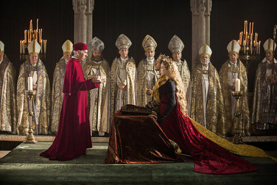 Jodie Comer och Jacob Collins-Levy spelar huvudrollerna i The White Princess. Jodie Comer och Jacob Collins-Levy spelar huvudrollerna i The White Princess.