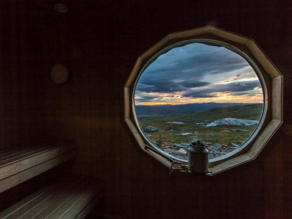 Blicka ut över fjället inifrån bastun på STF Blåhammaren fjällstation. Blicka ut över fjället inifrån bastun på STF Blåhammaren fjällstation.