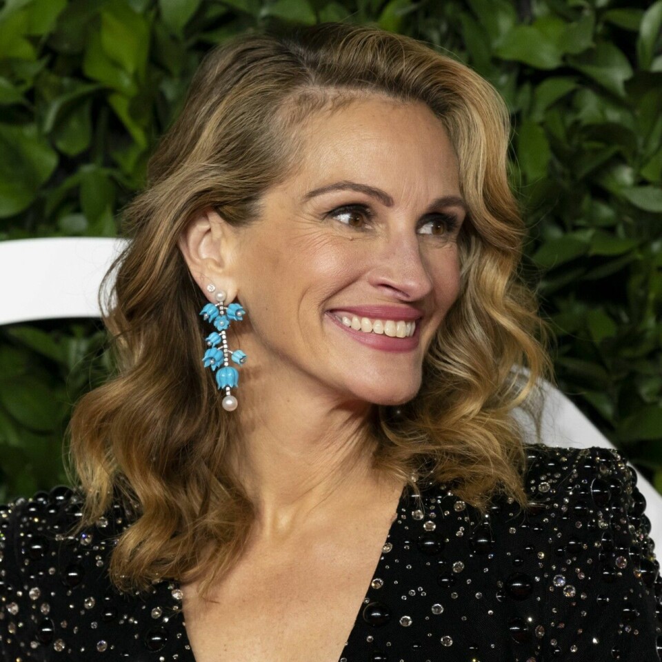 Julia Roberts använder vänster hand för att skriva. Julia Roberts använder vänster hand för att skriva.