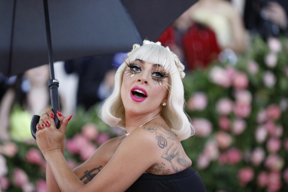 Lady Gaga använder högern till gitarrspel men inte till att skriva. Lady Gaga använder högern till gitarrspel men inte till att skriva.