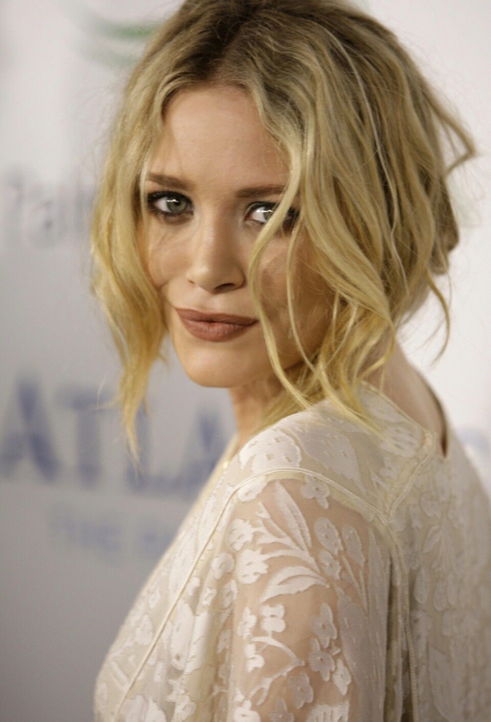 Ett sätt att se skillnad på Mary-Kate Olsen och tvillingsyrran Ashley är att spana in vilken hand de använder. Ett sätt att se skillnad på Mary-Kate Olsen och tvillingsyrran Ashley är att spana in vilken hand de använder.