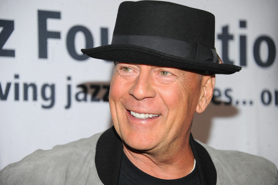Bruce Willis tillhör skaran vänsterhänta stjärnor. Bruce Willis tillhör skaran vänsterhänta stjärnor.
