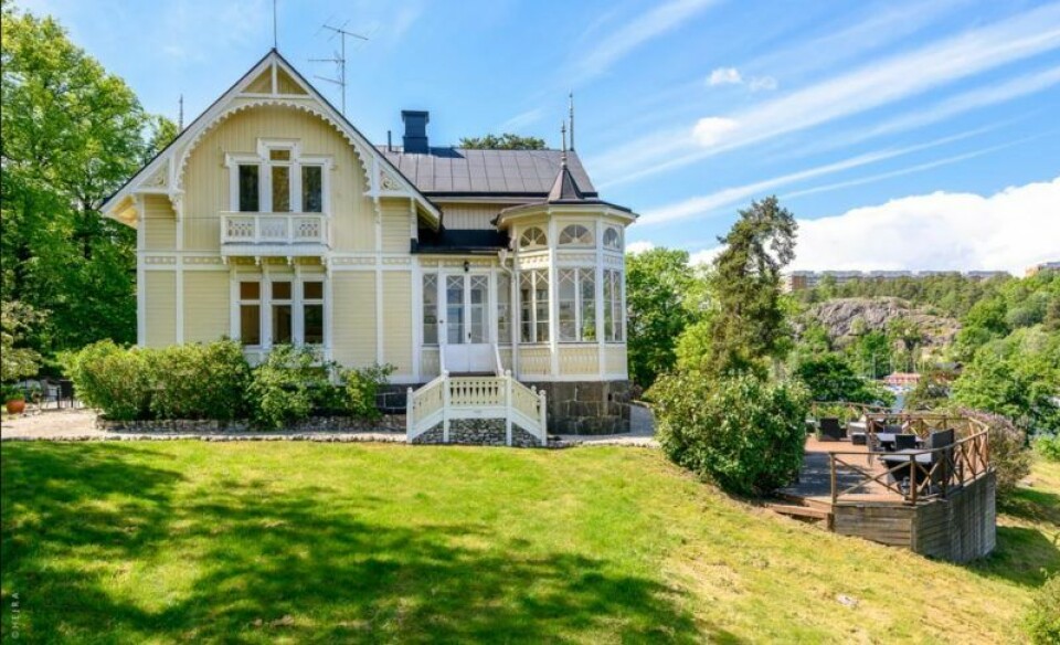 Ett tjusigt torn pryder huset. Ett tjusigt torn pryder huset.