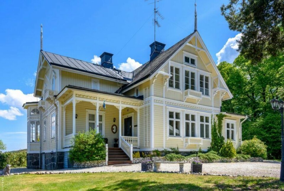 Vackra trädetaljer och en mild gul fasad. Vackra trädetaljer och en mild gul fasad.