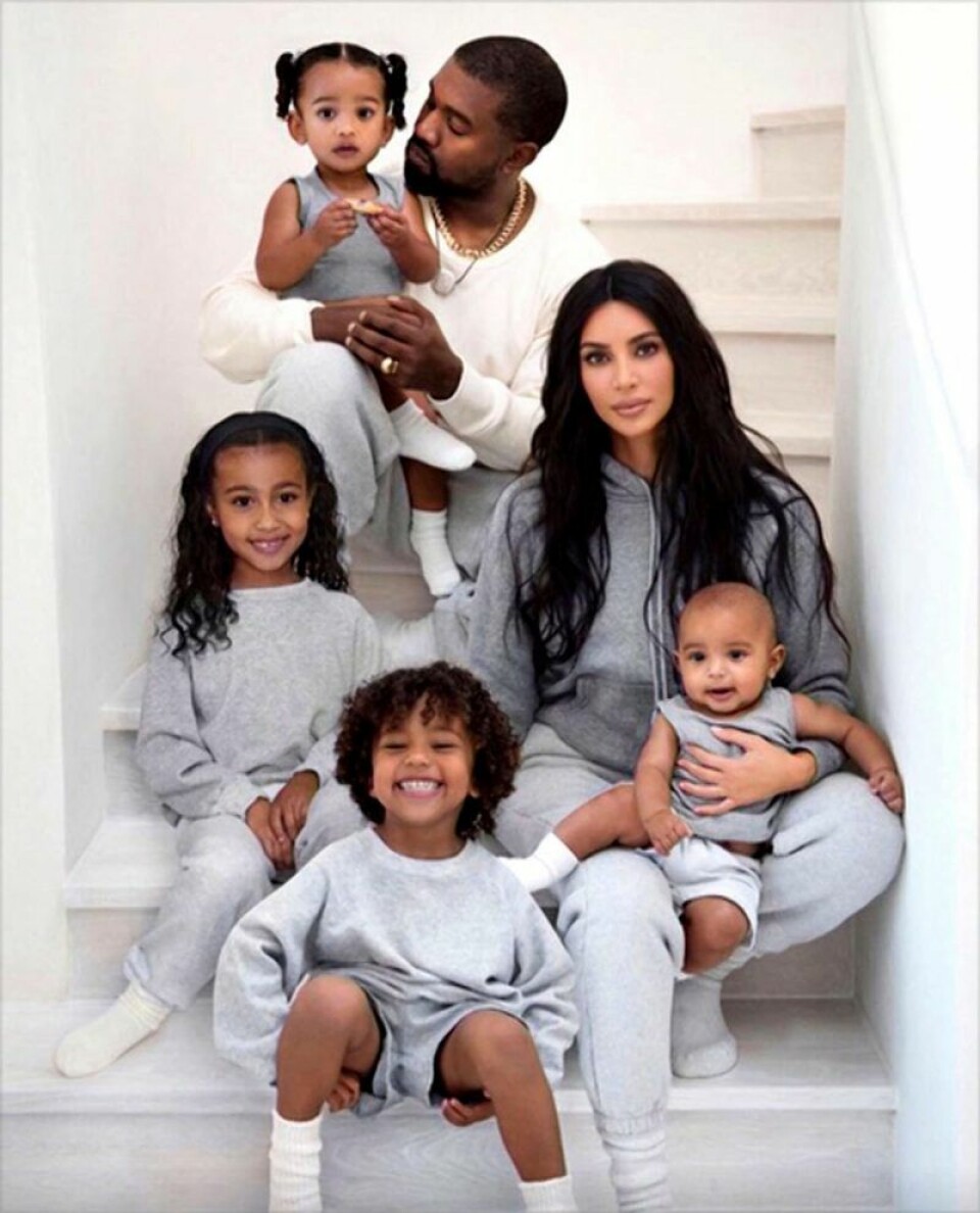 Kanye West och Kim Kardashian med barnen North, Saint, Chicago och Psalm. Dottern North är photoshoppad in i familjens julkort då hon först inte ville vara med. Kanye West och Kim Kardashian med barnen North, Saint, Chicago och Psalm. Dottern North är photoshoppad in i familjens julkort då hon först inte ville vara med.