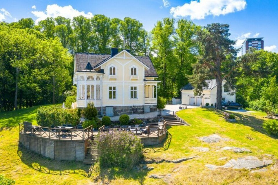 Fastigheten består av flera byggnader och en stor k-märkt tomt. Fastigheten består av flera byggnader och en stor k-märkt tomt.
