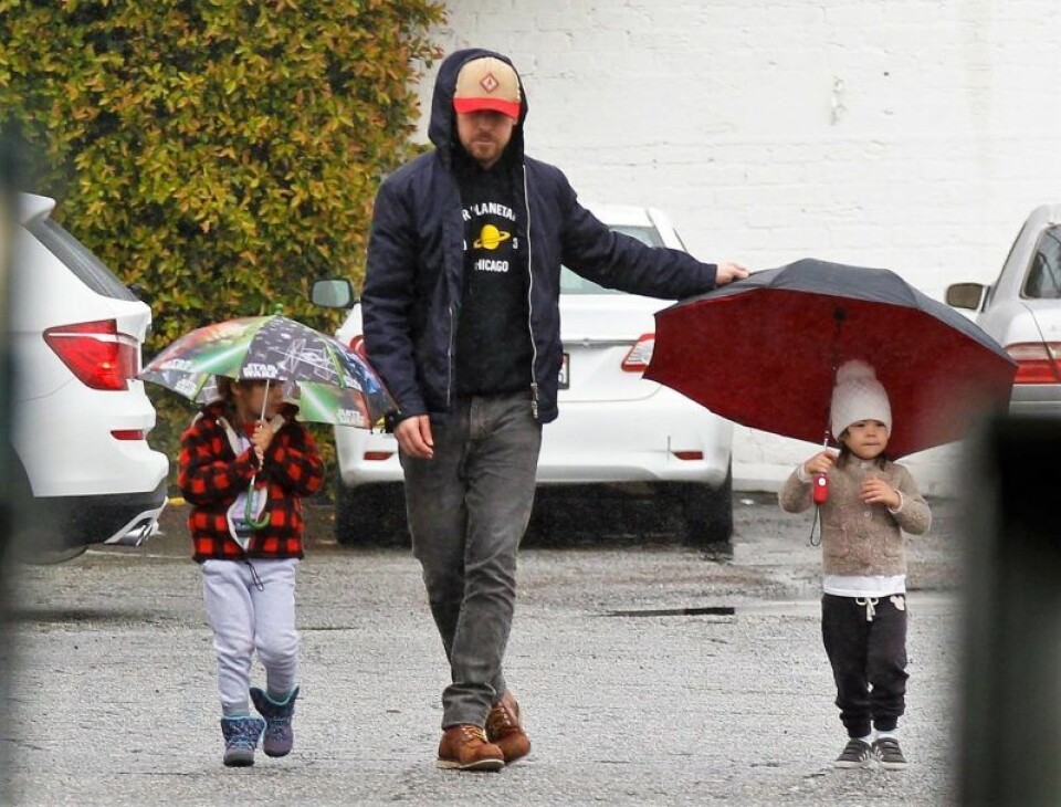 Ryan Gosling med döttrarna Esmeralda Amada och Amada Lee. Ryan Gosling med döttrarna Esmeralda Amada och Amada Lee.